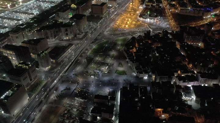 المدينة المنورة ليلاً من الجو، لقطة جوية.