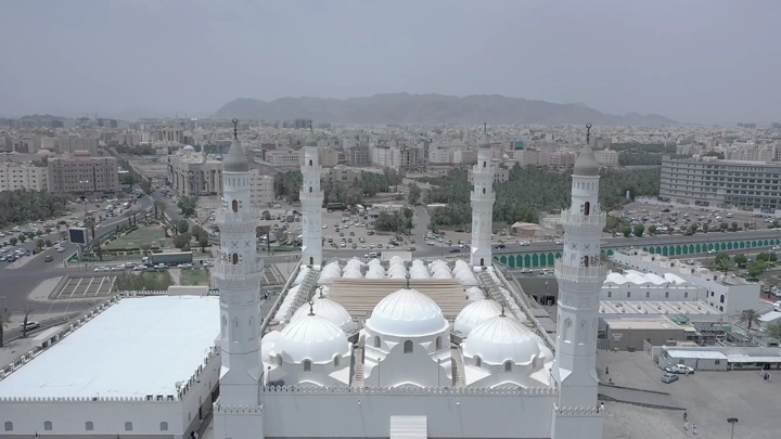 مسجد قباء في المدينة المنورة، لقطة جوية نهارية.
