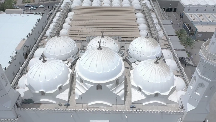 مسجد قباء في المدينة المنورة، لقطة جوية نهارية.