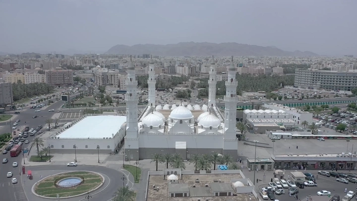 مسجد قباء في المدينة المنورة، لقطة جوية نهارية.