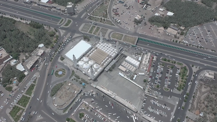 مسجد قباء في المدينة المنورة، لقطة جوية نهارية.