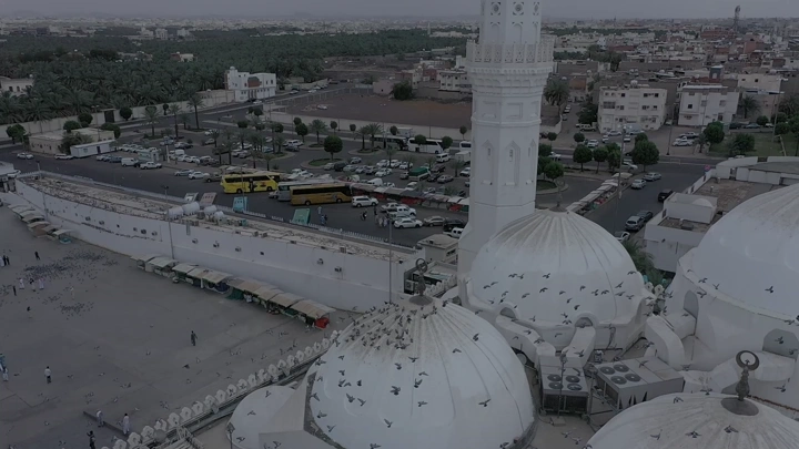 مسجد قباء في المدينة المنورة من الأعلى، لقطة جوية.