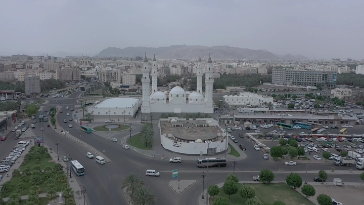 مسجد قباء في المدينة المنورة، لقطة جوية نهارية.