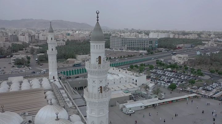 مسجد قباء في المدينة المنورة، لقطة جوية نهارية.