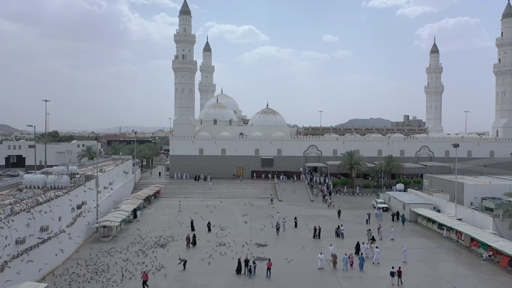 مسجد قباء في المدينة المنورة، لقطة جوية نهارية.