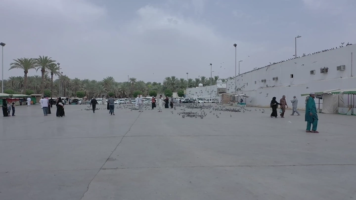 ساحة مسجد قباء في المدينة المنورة، لقطة نهارية واسعة.