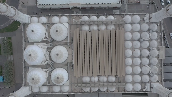 مسجد قباء من الأعلى في المدينة المنورة، لقطة جوية.