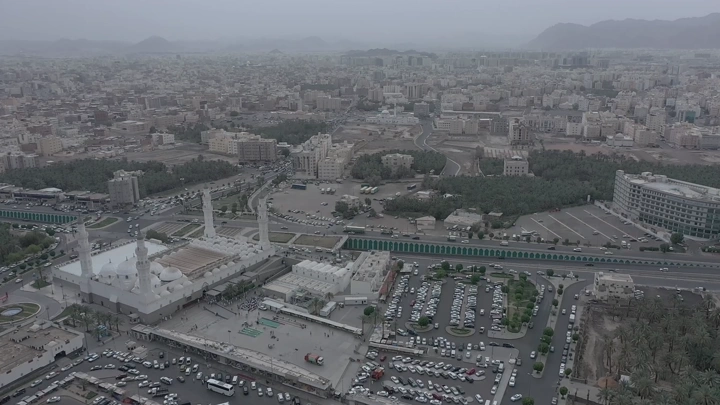 مسجد قباء في المدينة المنورة، لقطة جوية نهارية.