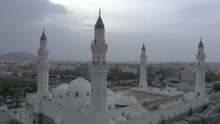 مسجد قباء في المدينة المنورة تحت سماء غائمة، لقطة جوية.