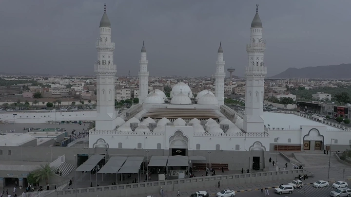 مسجد قباء في المدينة المنورة، لقطة جوية نهارية.
