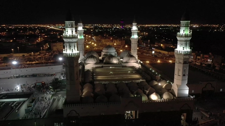 مسجد قباء في المدينة المنورة ليلاً، لقطة جوية.