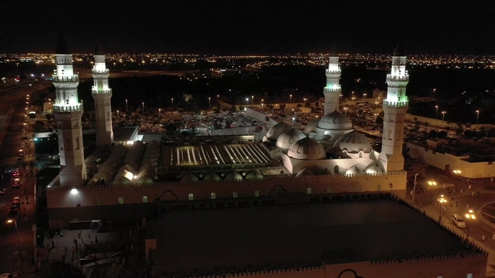 مسجد قباء في المدينة المنورة ليلاً، لقطة جوية.