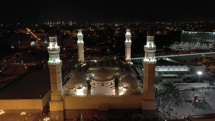 مسجد قباء في المدينة المنورة ليلاً، لقطة جوية.