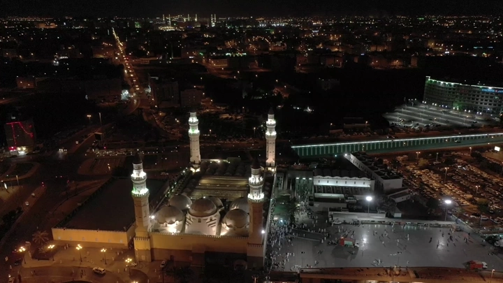 مسجد قباء في المدينة المنورة ليلاً، لقطة جوية.