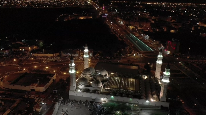 مسجد قباء في المدينة المنورة ليلاً، لقطة جوية.