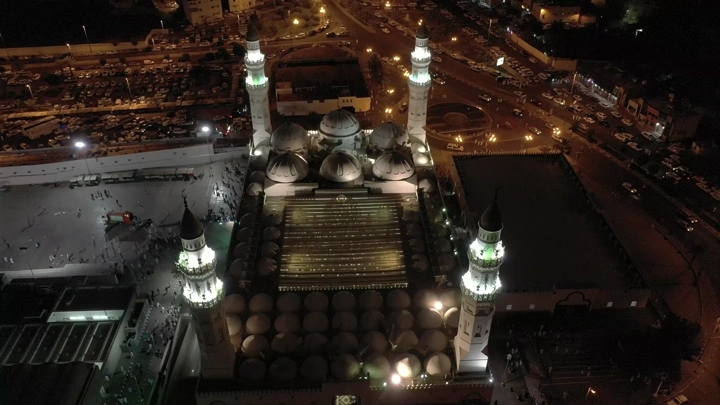 مسجد قباء في المدينة المنورة ليلاً، لقطة جوية.