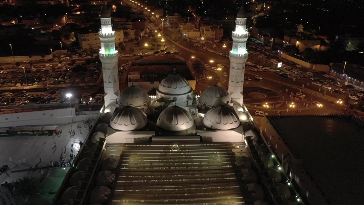 مسجد قباء في المدينة المنورة ليلاً، لقطة جوية.