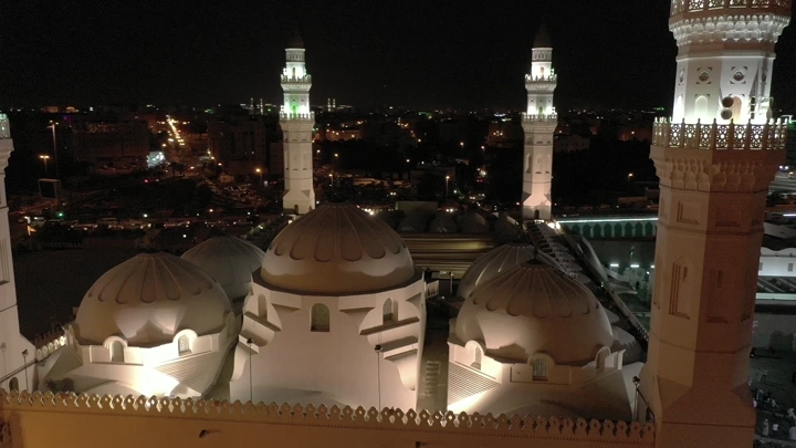 مسجد قباء في المدينة المنورة ليلاً، لقطة جوية.