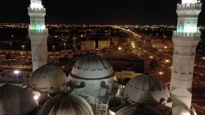 مسجد قباء في المدينة المنورة ليلاً، لقطة جوية.