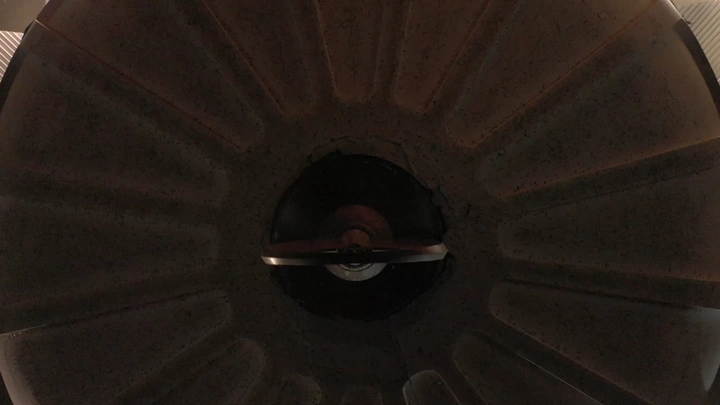 مروحة سقف من الداخل في مسجد قباء، لقطة من الأسفل.