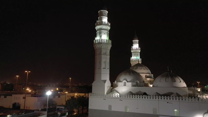 مسجد قباء في الليل، المدينة المنورة، لقطة جوية.