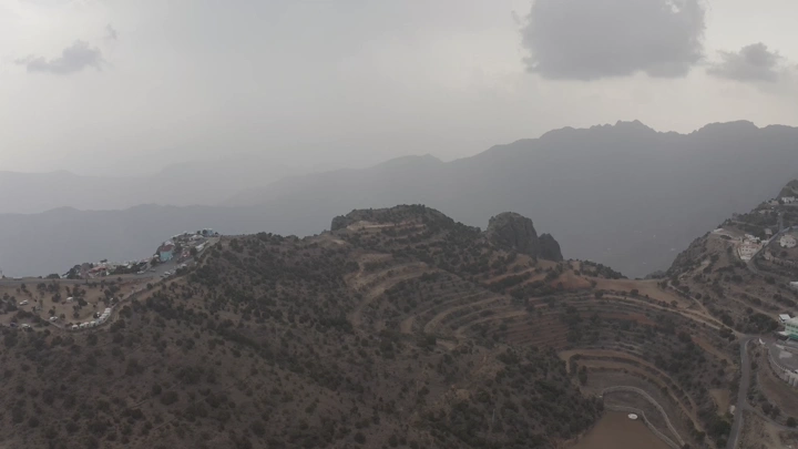 منتزه السحاب في أبها في يوم غائم، لقطة جوية.