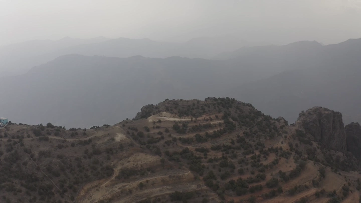 منتزه السحاب في أبها على جبل شاهق، جو ضبابي، لقطة درون.