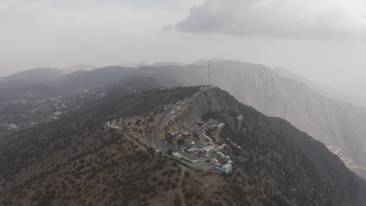 منتزه السحاب فوق جبل في أبها، لقطة جوية.