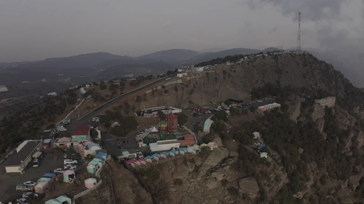 منتزه السحاب في أبها على جبل عند الغروب، لقطة جوية.