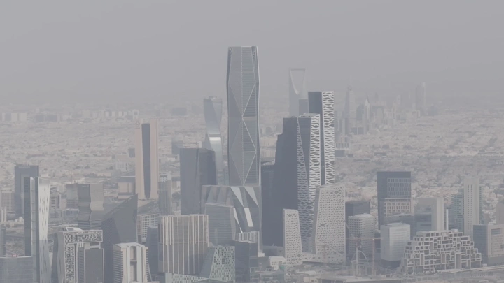 ناطحات سحاب في مركز الملك عبدالله المالي بالرياض، لقطة جوية.