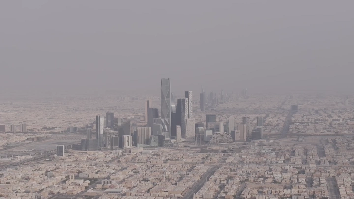 المدينة المالية في الرياض تحت السماء الغائمة، لقطة جوية.