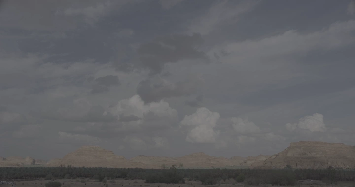 سماء غائمة فوق جبال العلا، لقطة زمنية.