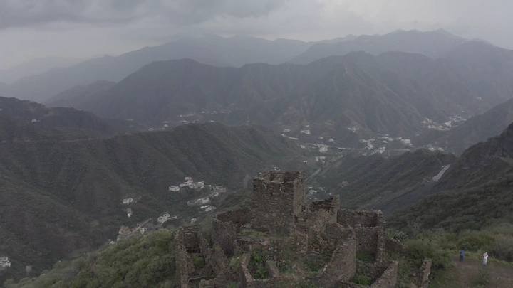 قلعة حجرية قديمة في رجال ألمع بمنطقة عسير، لقطة جوية.