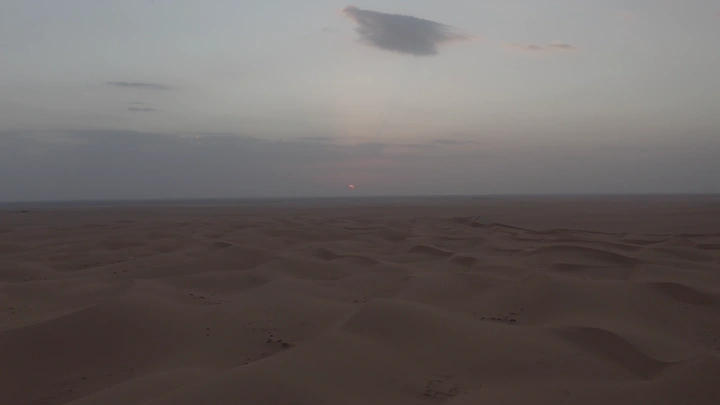 كثبان رملية في الصحراء عند غروب الشمس، لقطة جوي.