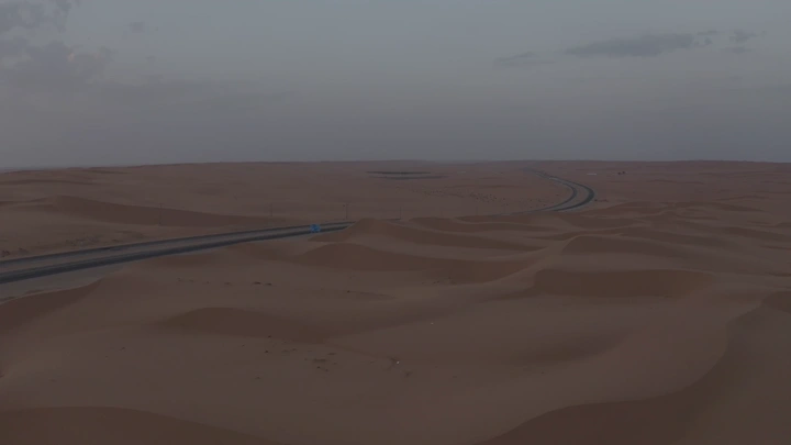 كثبان رملية في الصحراء عند غروب الشمس، لقطة جوي.