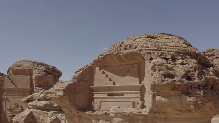 مدائن صالح في العلا تحت سماء صافية، لقطة نهارية.