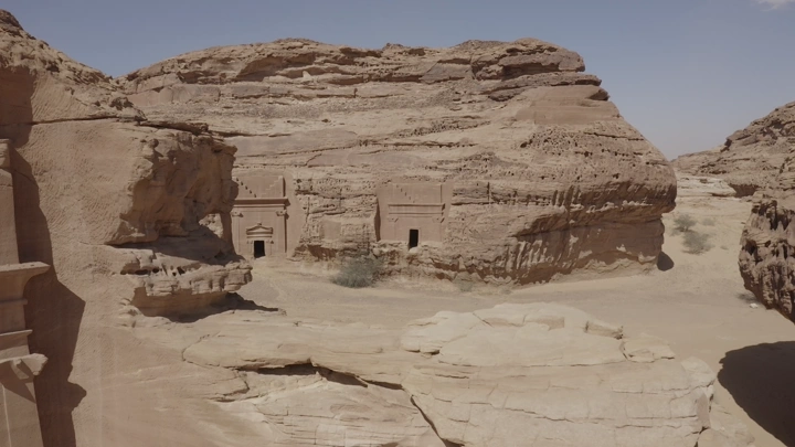 مدائن صالح في العلا تحت السماء الصافية، لقطة جوية.