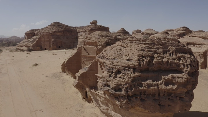 مدائن صالح في العلا، تصوير جوي في وضح النهار.