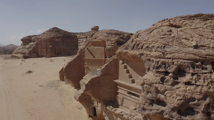 مدائن صالح في العلا تحت السماء الصافية، لقطة جوية.