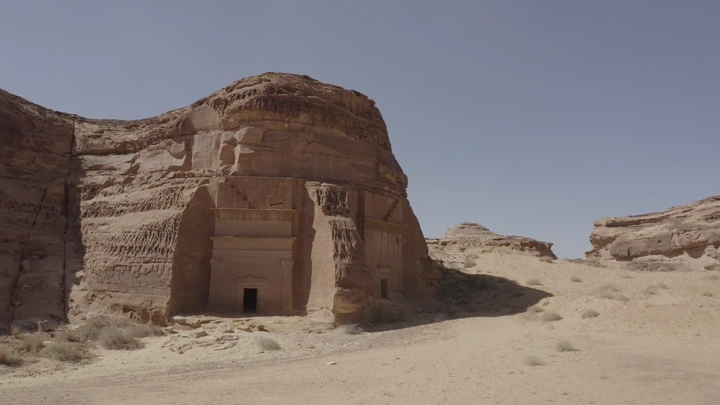 مدائن صالح في العلا تحت السماء الصافية، لقطة نهارية.