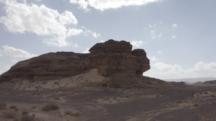 صخرة الوجه في العلا تحت السماء الصافية، لقطة جوية.