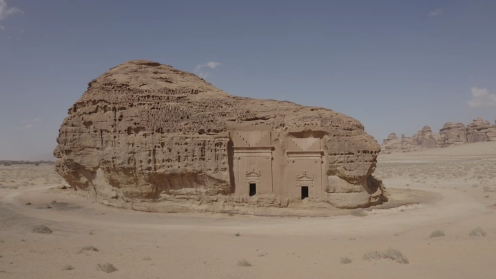 مدائن صالح الحجر في العلا تحت سماء صافية، لقطة جوية.