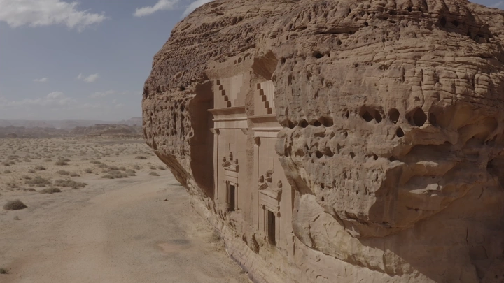 واجهة صخرية منحوتة في مدائن صالح بالعلا، لقطة جوية.