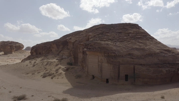 الحجر مدائن صالح في العلا تحت السماء الصافية، لقطة جوية.