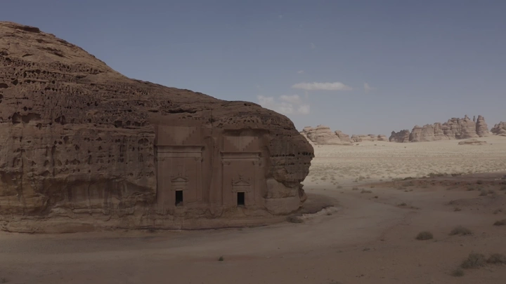 الحجر مدائن صالح في العلا تحت سماء صافية، لقطة نهارية.