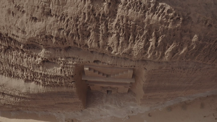 واجهة صخرية منحوتة في مدائن صالح بالعلا، لقطة جوية.