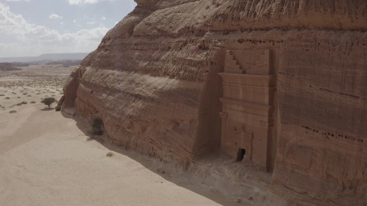 واجهة صخرية منحوتة في مدائن صالح بالعلا، لقطة جوية.