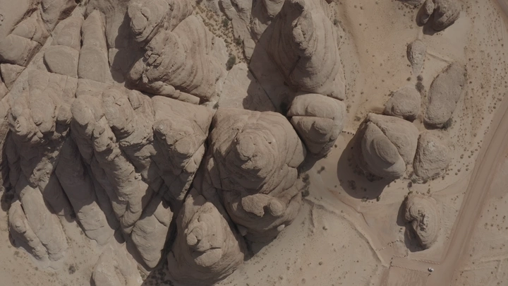 تكوينات صخرية في جبال العلا، لقطة جوية.