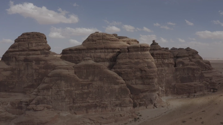 جبال صخرية في العلا تحت سماء صافية، لقطة جوية.