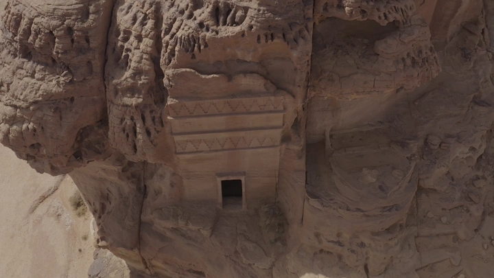 واجهة صخرية منحوتة في مدائن صالح بالعلا، لقطة جوية.